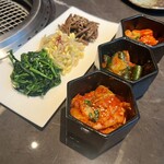 YORONIKU TOKYO AZABUDAIHILLS - 三種のナムル｜キムチの盛り合わせ