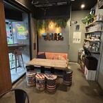 Miss Coffee Bar - 店内(ガラス越しにﾊﾞｰｶﾞｰのﾈｵﾝｻｲﾝ)