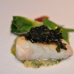 オテル・ド・ヨシノ - ふんわりジューシーに焼かれた真鯛の香ばしい皮目に味のインパクトがあるわかめがよくあってびっくり。