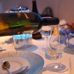 チョイスされたワインは白、赤ともに普段と違って軽く華やかなイメージのワインだそうです。なので口当たり軽くて飲みやすかったです。