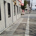 パレス - ラインの内側に寄せて駐車ください