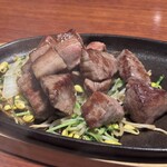 鉄板焼　利花苑 - A5ランク赤身のサイコロステーキ