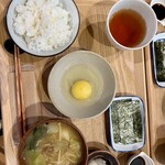 tsubu. - セット　卵　海苔２枚　羽釜炊きごはん　具沢山味噌汁　おしんこ　温かいお茶
