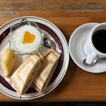 ジョイント喫茶 - 料理写真:チーズ入りハムサンド（ヨーグルト付き）セット