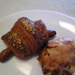 アテスウェイ - ('10.3)オニオンのパン￥２００・ソーシソンフロマージュ￥２５０