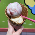 サーティワンアイスクリーム - 料理写真:ストロベリーチーズケーキ・キャラメルリボン