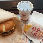 ウェンディーズ・ファーストキッチン - ドリンク写真:エッグ&チーズビーフバーガーセット