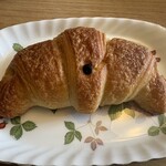 三日月屋 - 料理写真:クロワッサン（チョコ）３４６円。  プレーンの生地に甘さ控えめなフランス産チョコレートを包み込んだクロワッサンです。