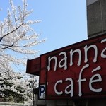 ナンナカフェ - お店の看板と桜