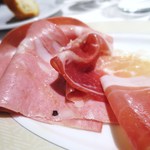 ヴィンチェロ - イタリア産生ハムの盛り合わせ 　モルタデッラ 　ブラックペッパーとピスタチオ 　パルマ産生ハム