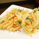 藤吉 - 本日のおまかせ竹(3000円・外税)の桜海老と新玉ねぎのかき揚げ