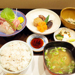 藤吉 - 本日のおまかせ竹(3000円・外税)の天然鮪、黒鯛、初鰹のお刺身、いいだこの煮付、鰹とわかめの酢味噌和えと定食セット(400円・外税)の八穀米、ねぎとわかめのお味噌汁、お新香