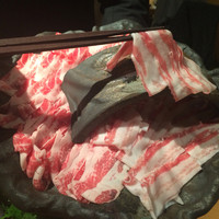 イベリコ屋 心斎橋店 - しゃぶしゃぶ肉をお店の人が入れてくれてるところ