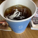 ローソン - ドリンク写真:ローソンじゃないコンビニのお菓子が写ってます