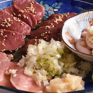 お酒のアテにぴったり！低温調理で旨みを引き出す肉料理