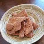 そば屋 けん豆 - サービスのそばせんべい