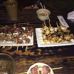 焼鶏家　アサヒ - タレ、塩のお任せで頼みました。飲み物は電気ブランです。