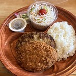 びっくりドンキー - 料理写真:店内で暫く待つとお願いしたメンチカツ＆ハンバーグディッシュのS１６４０円の出来上がりです。