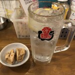 もつ焼 登運とん - 酎ハイとお通し。