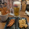 個室完備 大衆とり酒場 とりいちず - 揚げパスタ（お通し）、ビール（飲み放題サイズ）、アテチキ2個（左下）、鶏皮2本（右下）