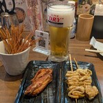 個室完備 大衆とり酒場 とりいちず - 揚げパスタ（お通し）、ビール（飲み放題サイズ）、アテチキ2個（左下）、鶏皮2本（右下）