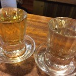 宇ち多゛ - 奥さんと２人で梅割。左が普通で右が辛め。