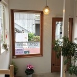 カフェ ルアナ - 木目と白を基調とした店内