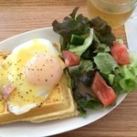 カフェ ルアナ - エッグベネディクト風ワッフルランチ（スープ、ドリンク付き）