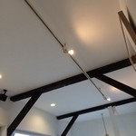 カフェ ルアナ - 梁のこげ茶と白のコントラストが素敵