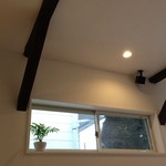 カフェ ルアナ - 小窓からの光が差し込みます