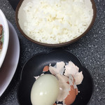 新福菜館 守口店 - ゆで卵が1個無料ですよ。