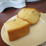 ビストロ ダイア - オリーブのフォカッチャと自家製パン