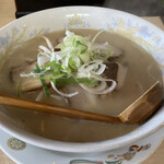 二代目らーめん 世界 - 料理写真:チャーシューらーめん。特製ダレでじっくりと煮込まれた、お店自慢のチャーシューがのった一杯です。