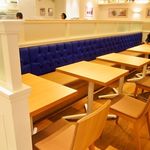 サラベス - お店のソファは鮮やかなブルー