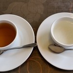 キッチン　ぐり - サービスの桜のゼリーと焙じ茶のゼリー。