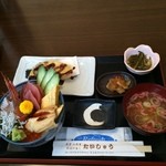 たいしゅう - 宮城県本吉郡南三陸町の歌津にあるたいしゅうの南三陸キラキラ春つげ丼を食した。
海鮮丼に天婦羅がついて、味噌汁には干し海老が入り大変豪華。
税込1500円。