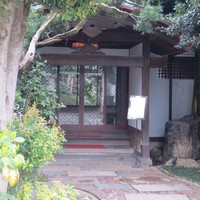HATSUNEYA GARDEN - 店の入口はかつての名料亭の雰囲気ですね。
