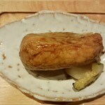 手打そば風來蕎 - そばいなり。お皿も素敵。
