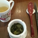 茶芸館 甜 - 一杯のオーダーで８回以上抽出できます。香り高い烏龍茶