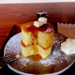 Kafeyasu Echou Jarudan - 厚焼きパンケーキ（600円）、入刀の図。メイプルシロップかけてみました。メイプルシロップもそれほど甘くありません。ふかふかのパンケーキそのものを味わう感じかな。