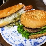 フレッシュネスバーガー - アボカドバーガー＆ホットドック。ケチャップ＆マスタードは自分でかけます。