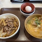 すき家 - 料理写真:とん汁みそらーめん牛丼たまごセット 並盛（税込850円）