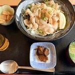 大麻生ゴルフ場 レストラン - 料理写真:豚バラ肉の塩だれ丼+¥300-