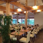 ハスネテラス - ランチにティタイムに、おひとり様でも大勢でも楽しめる落ち着いた店内。