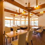 ハスネテラス - ゆったりとした開放感のある明るい店内