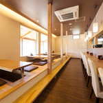 ハスネテラス - 掘りごたつ席と活気あふれるオープンキッチンのカウンター席