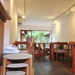 Umezono Kafe Ando Gyarari - 店内