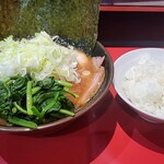 横浜家系ラーメン 駒岡家 - 料理写真:チャーシューメン並＋薬味ネギ＋ライス