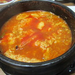 두부마을 - そしてこの日の目的のスンドゥブチゲ、フワフワの豆腐を使ったピリ辛だけど魚介の味がとっても美味しい
             チゲです。
            