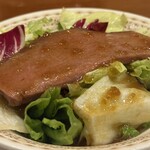 うすけぼー - サラダのローストビーフ、厚みがある～